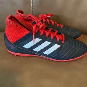 Adidas predator indoors 5Y